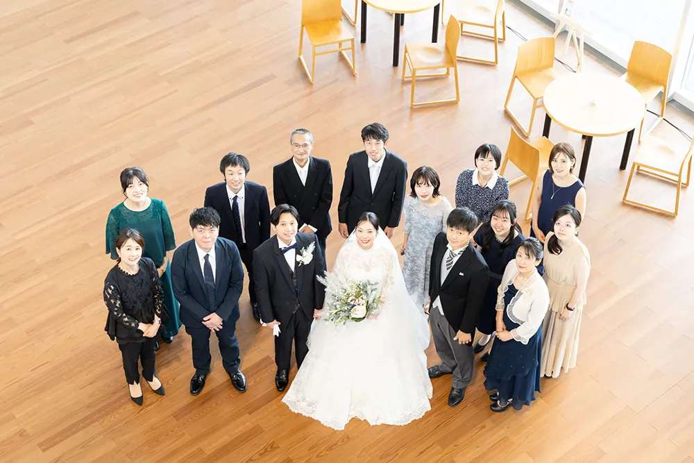 鳥取の結婚式場 ホテルセントパレス倉吉が提供する鳥取県立美術館での家族写真